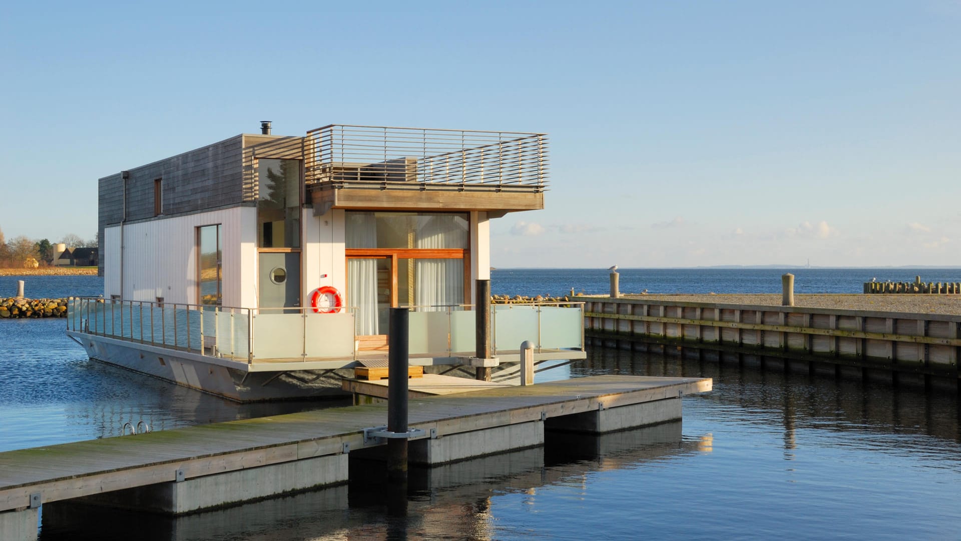 Hausboot (Symbolbild): Die Mecklenburgische Seenplatte und das Havelgebiet, das von Rheinsberg bis Waren reicht, gelten als beliebtes Hausbootrevier.