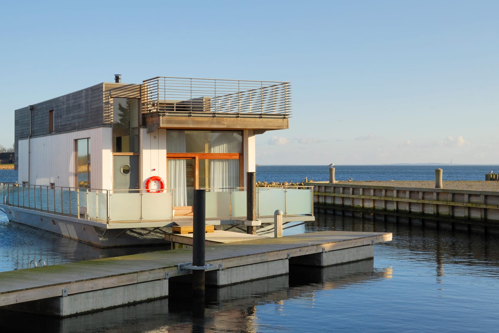 Hausboot (Symbolbild): Die Mecklenburgische Seenplatte und das Havelgebiet, das von Rheinsberg bis Waren reicht, gelten als beliebtes Hausbootrevier.