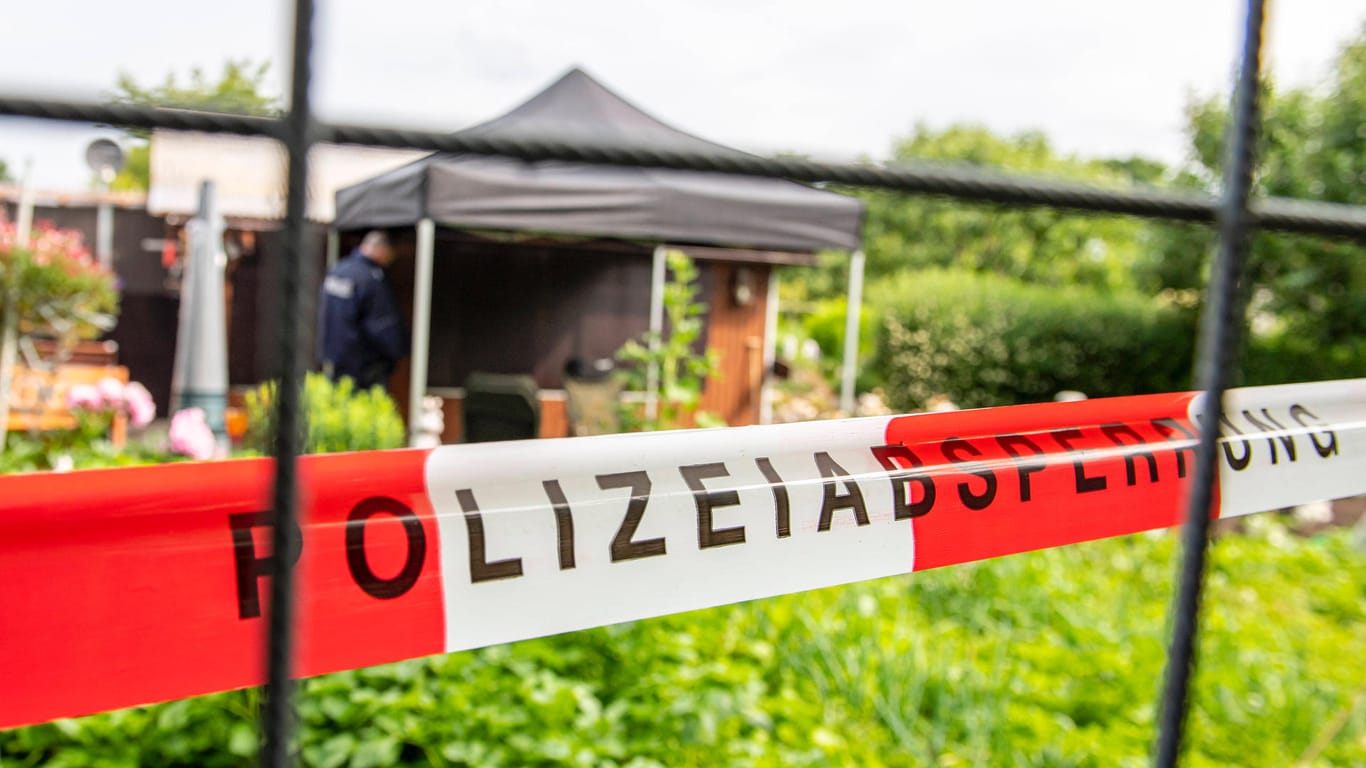 Polizisten untersuchen eine Gartenlaube in Münster: Auf dem Campingplatz kam es zu zahlreichen Missbrauchsfällen, mittlerweile wurde die Laube abgerissen. (Archivfoto)