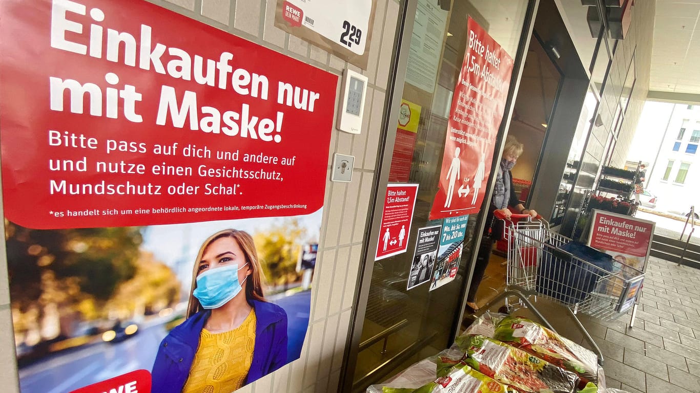 Hinweis auf die Maskenpflicht vor einem Supermarkt: Die meisten Befürworter für ein baldiges Ende der Maskenpflicht finden sich unter AfD-Anhängern.