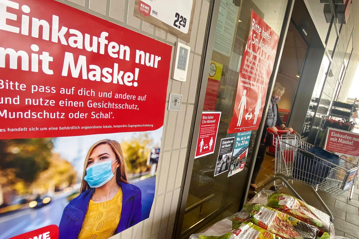 Hinweis auf die Maskenpflicht vor einem Supermarkt: Die meisten Befürworter für ein baldiges Ende der Maskenpflicht finden sich unter AfD-Anhängern.