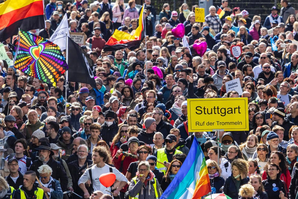"Querdenken"-Demo in Stuttgart: Nicht nur der "Ruf der Trommeln" ertönte, auch per massenhafte unerwünschte Anrufe wurden Menschen zur Teilnahme aufgerufen. Hunderte Beschwerden gingen bei der Bundesnetzagentur ein.