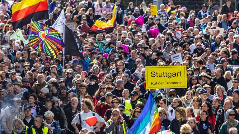"Querdenken"-Demo in Stuttgart: Nicht nur der "Ruf der Trommeln" ertönte, auch per massenhafte unerwünschte Anrufe wurden Menschen zur Teilnahme aufgerufen. Hunderte Beschwerden gingen bei der Bundesnetzagentur ein.