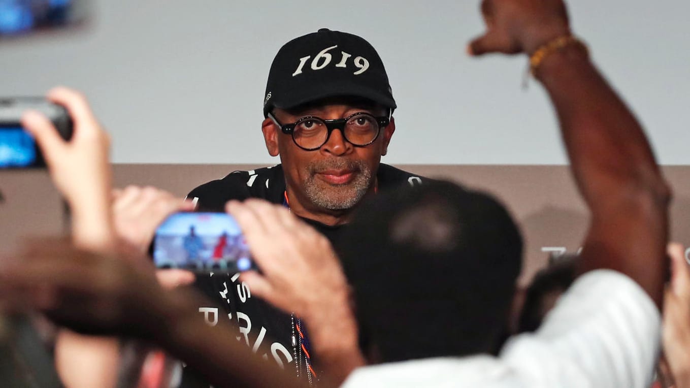 Jurypräsident Spike Lee: Er verweist auf George Floyd und bekommt Applaus von der Presse.