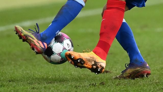 Zwei Fußballspieler kämpfen um den Ball