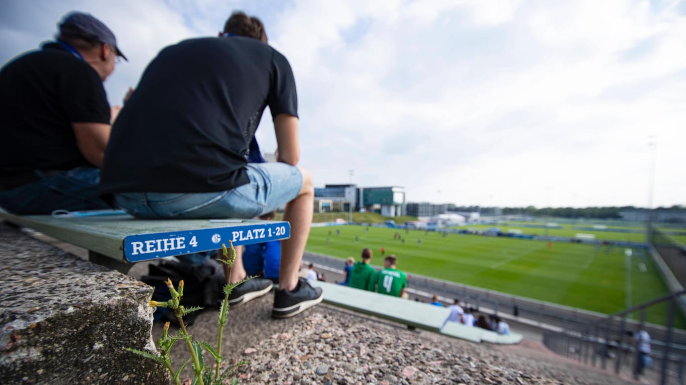 Einzelne Zuschauer auf einer Tribüne: Künftig sollen wieder bis zu 25.000 Fußballfans in Stadien auch in Deutschland erlaubt sein.