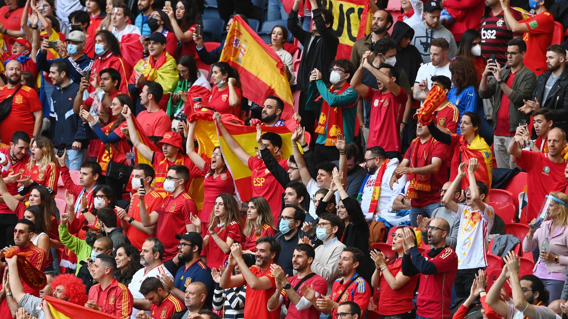 Im Stadion in London: Spanische Fans warten vor der Partie gespannt auf den Tribünen.