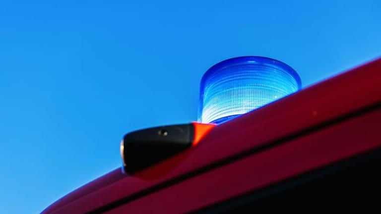 Das Blaulicht leuchtet auf dem Dach eines Feuerwehrfahrzeugs