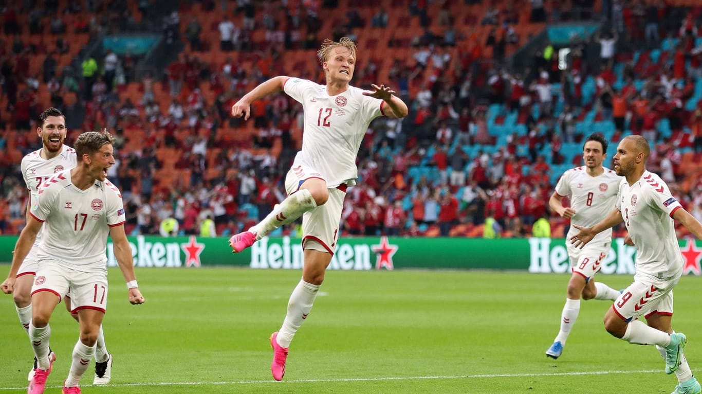 Kasper Dolberg: Der Stürmer bejubelt umringt von seinen Mitspielern seinen zweiten Treffer gegen Wales.