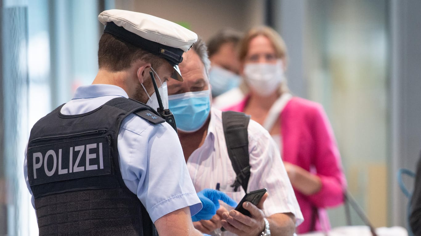 Bundespolizisten kontrollieren auf dem Frankfurter Flughafen Passagiere einer Maschine aus Portugal.