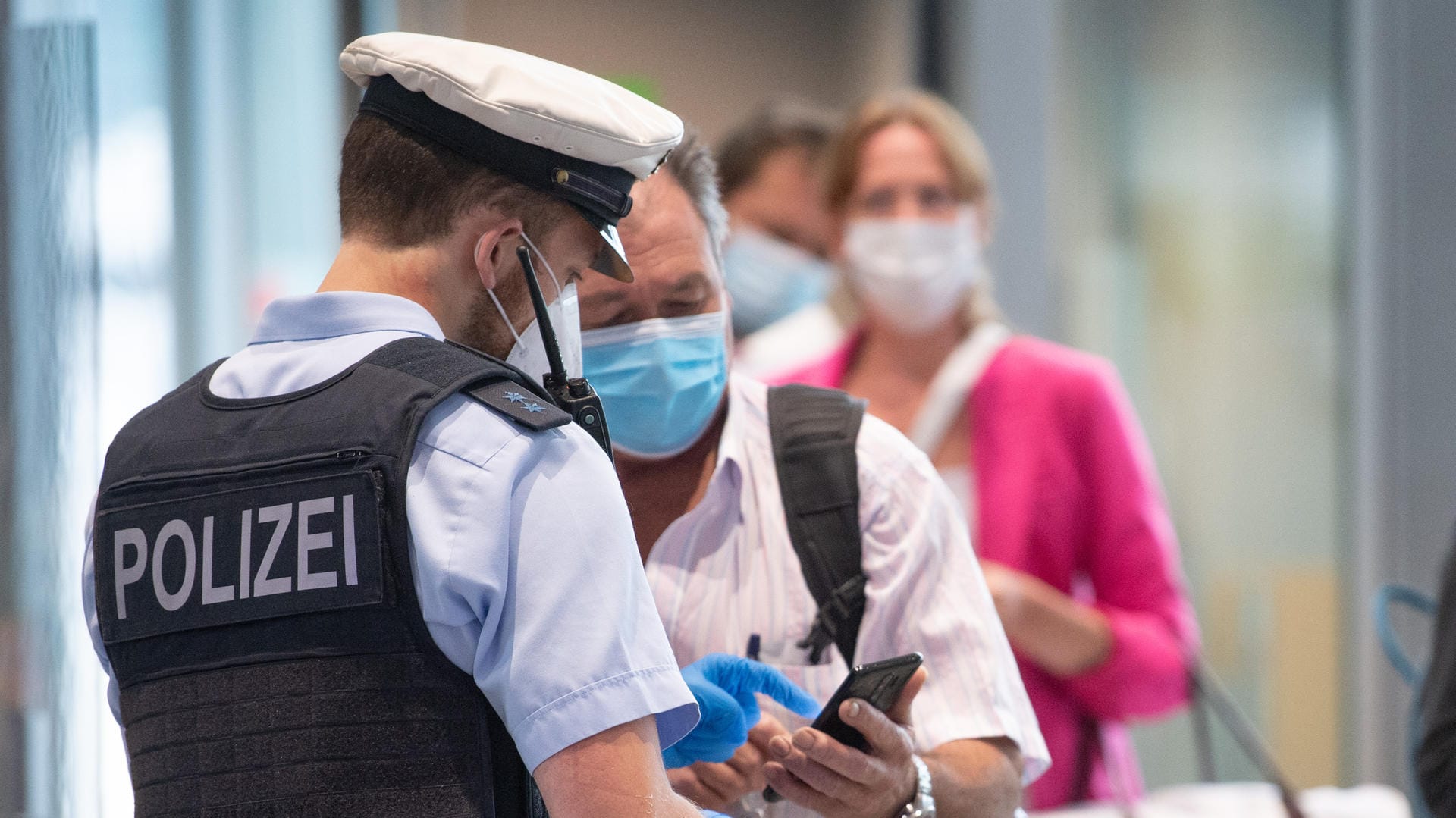 Bundespolizisten kontrollieren auf dem Frankfurter Flughafen Passagiere einer Maschine aus Portugal.