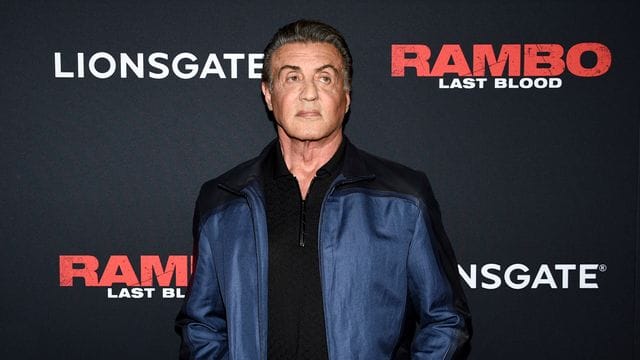 Mit seiner Ehefrau Jennifer Flavin hat Sylvester Stallone drei Töchter.