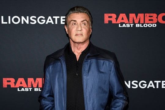 Mit seiner Ehefrau Jennifer Flavin hat Sylvester Stallone drei Töchter.