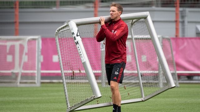 Der neue Bayern-Trainer Julian Nagelsmann trägt ein Minitor auf den Trainingsplatz.