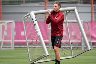Der neue Bayern-Trainer Julian Nagelsmann trägt ein Minitor auf den Trainingsplatz.