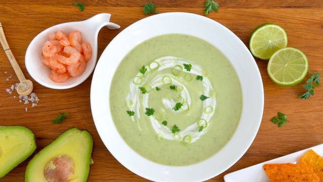 Zur pürierten Avocado-Kaltschale mit Eiswürfeln passen gekochte Garnelen oder Nachos.