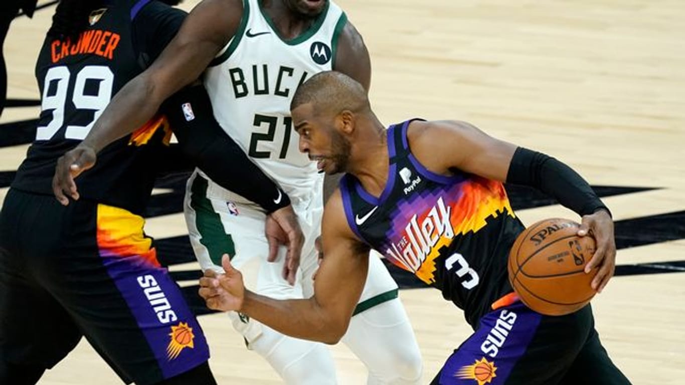 Der überragende Mann im Spiel gegen die Milwaukee Bucks: Chris Paul (r) von den Phoenix Suns in Aktion gegen Jrue Holiday (M).