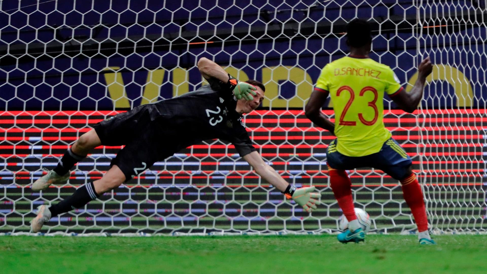 Elfmeterkiller: Mit drei Paraden sicherte der argentinische Keeper Emiliano Martinez das Weiterkommen gegen Kolumbien.