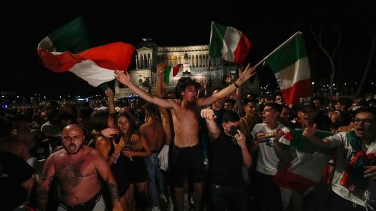 Ein starkes Zugehörigkeitsgefühl bringt Fans in emotionale Extreme: Italienische Fans feiern.