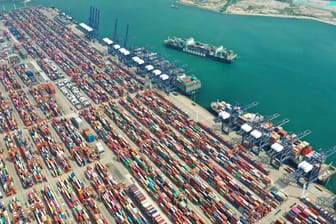 Der Hafen von Shenzhen (Symbolbild): China hat Deutschland als Exportweltmeister im Maschinenbau überholt.