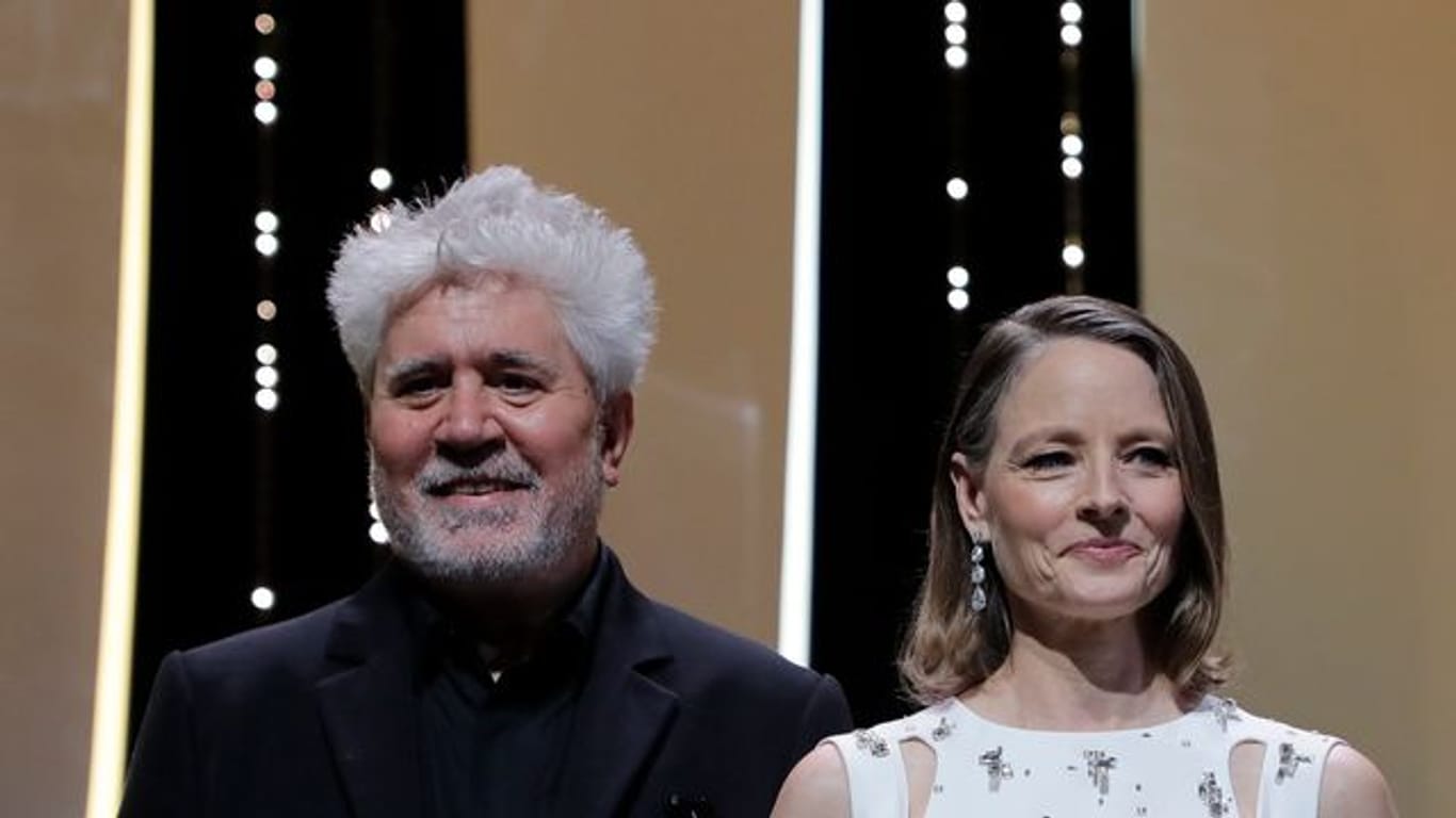 Regisseur Pedro Almodóvar überreichte Jodie Foster die goldene Ehrenpalme in Cannes.