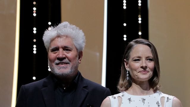 Regisseur Pedro Almodóvar überreichte Jodie Foster die goldene Ehrenpalme in Cannes.