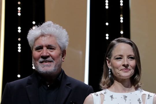 Regisseur Pedro Almodóvar überreichte Jodie Foster die goldene Ehrenpalme in Cannes.