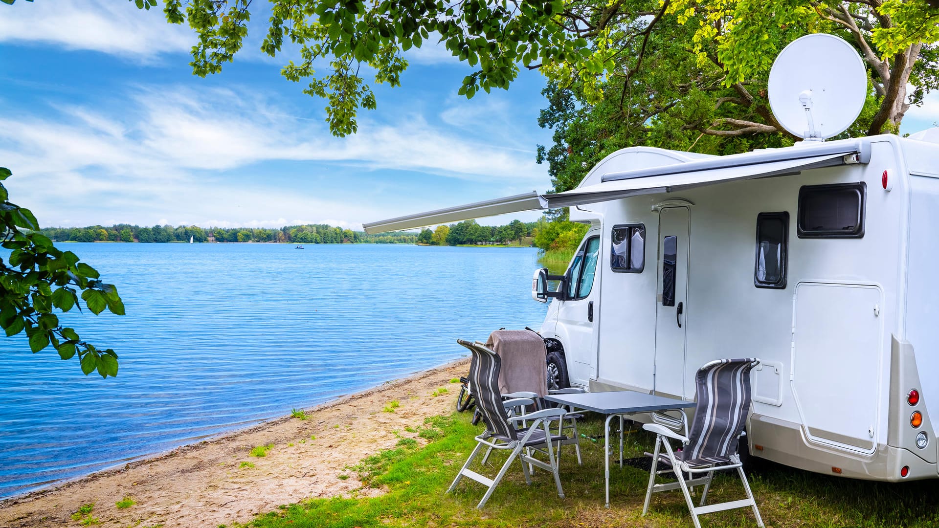 Satellitenanlagen bringen beim Camping Ablenkung an regnerische Tagen.