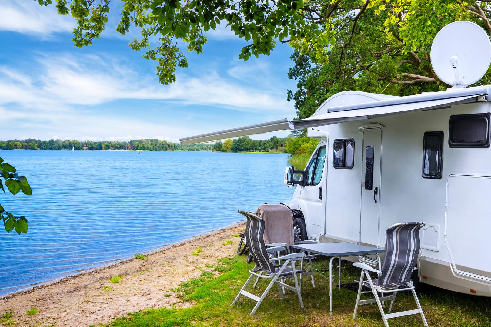 Satellitenanlagen bringen beim Camping Ablenkung an regnerische Tagen.