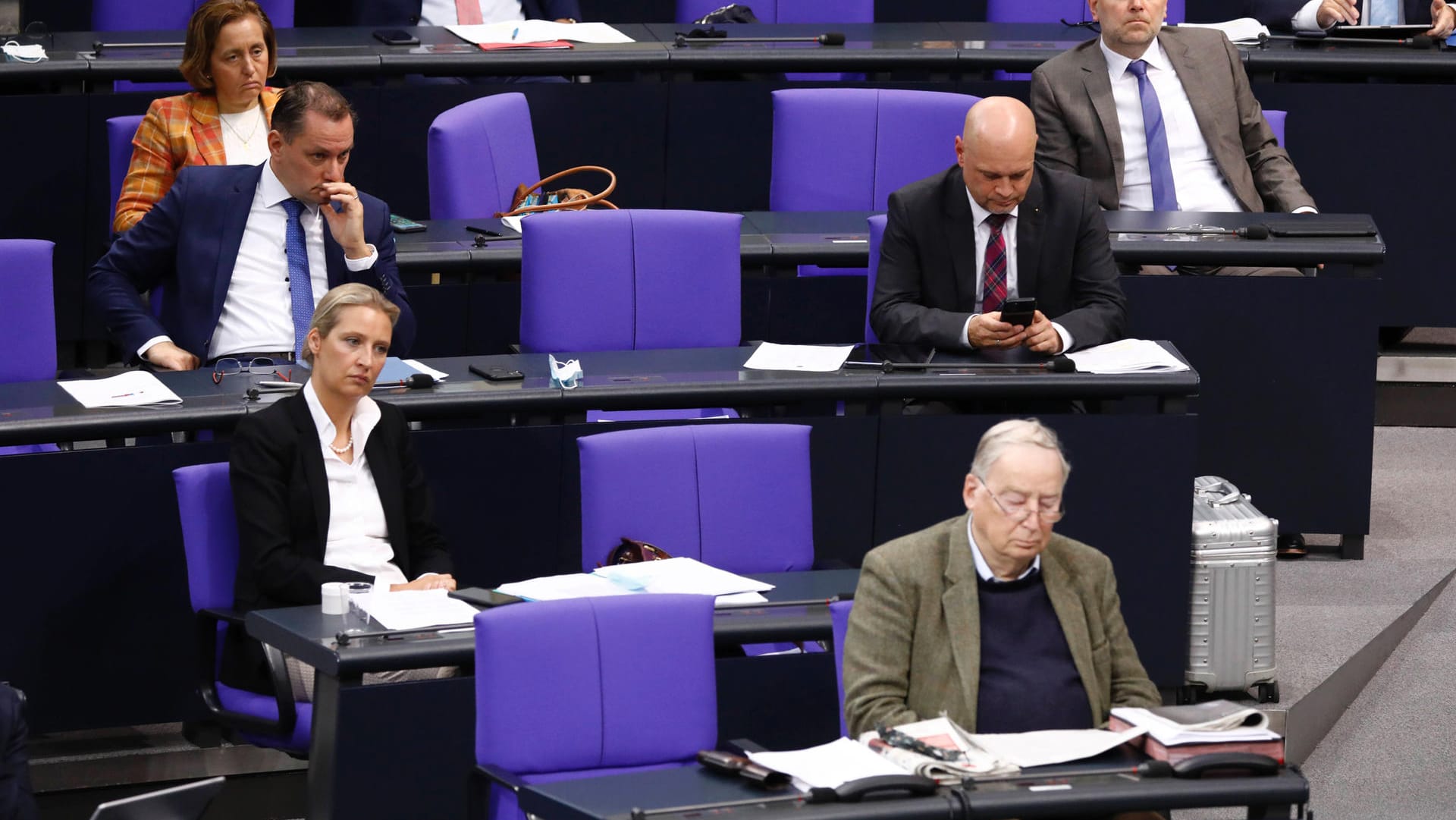 Alice Weidel, Vorsitzende der AfD-Fraktion (l) und Alexander Gauland, Ehrenvorsitzender der AfD: Die Partei hat sich im Streit um die Maskenpflicht zurückgezogen.