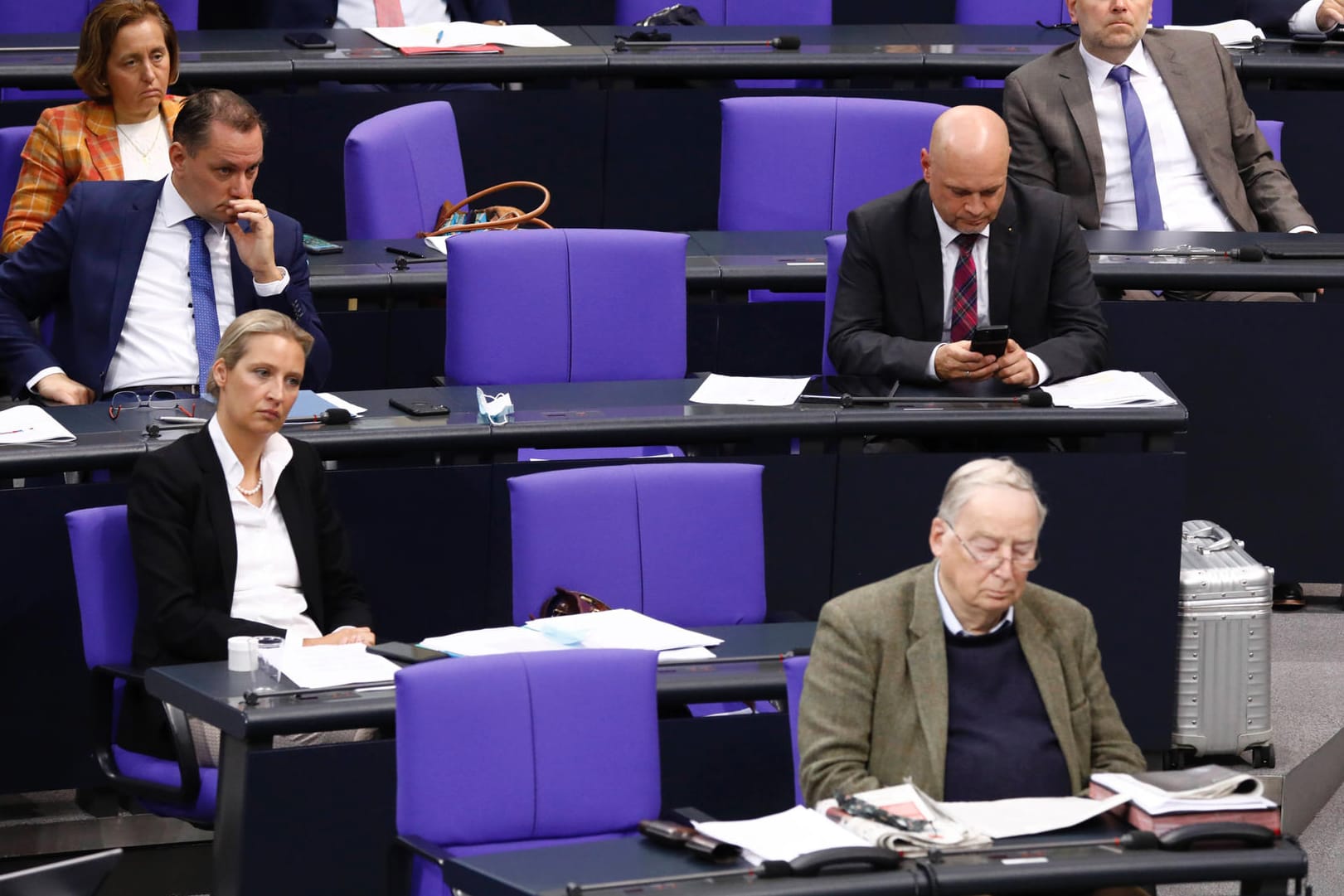 Alice Weidel, Vorsitzende der AfD-Fraktion (l) und Alexander Gauland, Ehrenvorsitzender der AfD: Die Partei hat sich im Streit um die Maskenpflicht zurückgezogen.