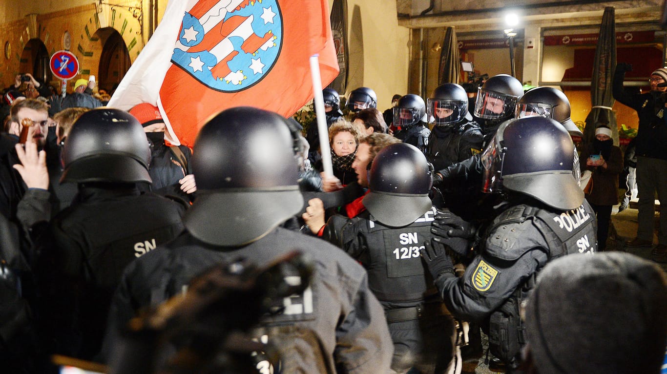 Konfrontation zwischen Corona-Leugnern und der Polizei in Leipzig (Archivbild): Der Ostbeauftragte der Bundesregierung sieht einen gewissen "Hass auf die Demokratie" in den neuen Bundesländern.