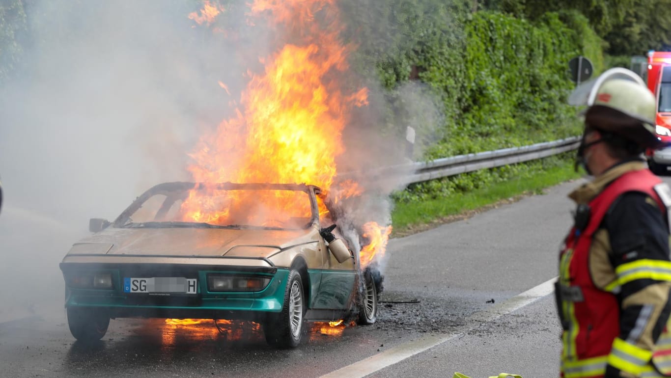 Der Talbot-Matra in Flammen: Das Auto brannte komplett aus.
