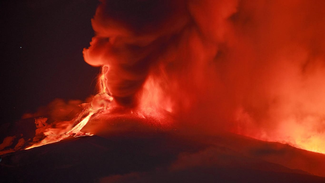 Der Vulkan Ätna speit Lava und Asche: Immer wieder brach der Vulkan in den vergangenen Wochen aus.
