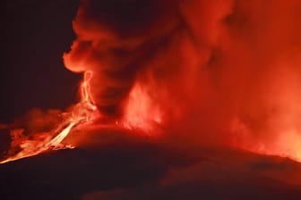 Der Vulkan Ätna speit Lava und Asche: Immer wieder brach der Vulkan in den vergangenen Wochen aus.