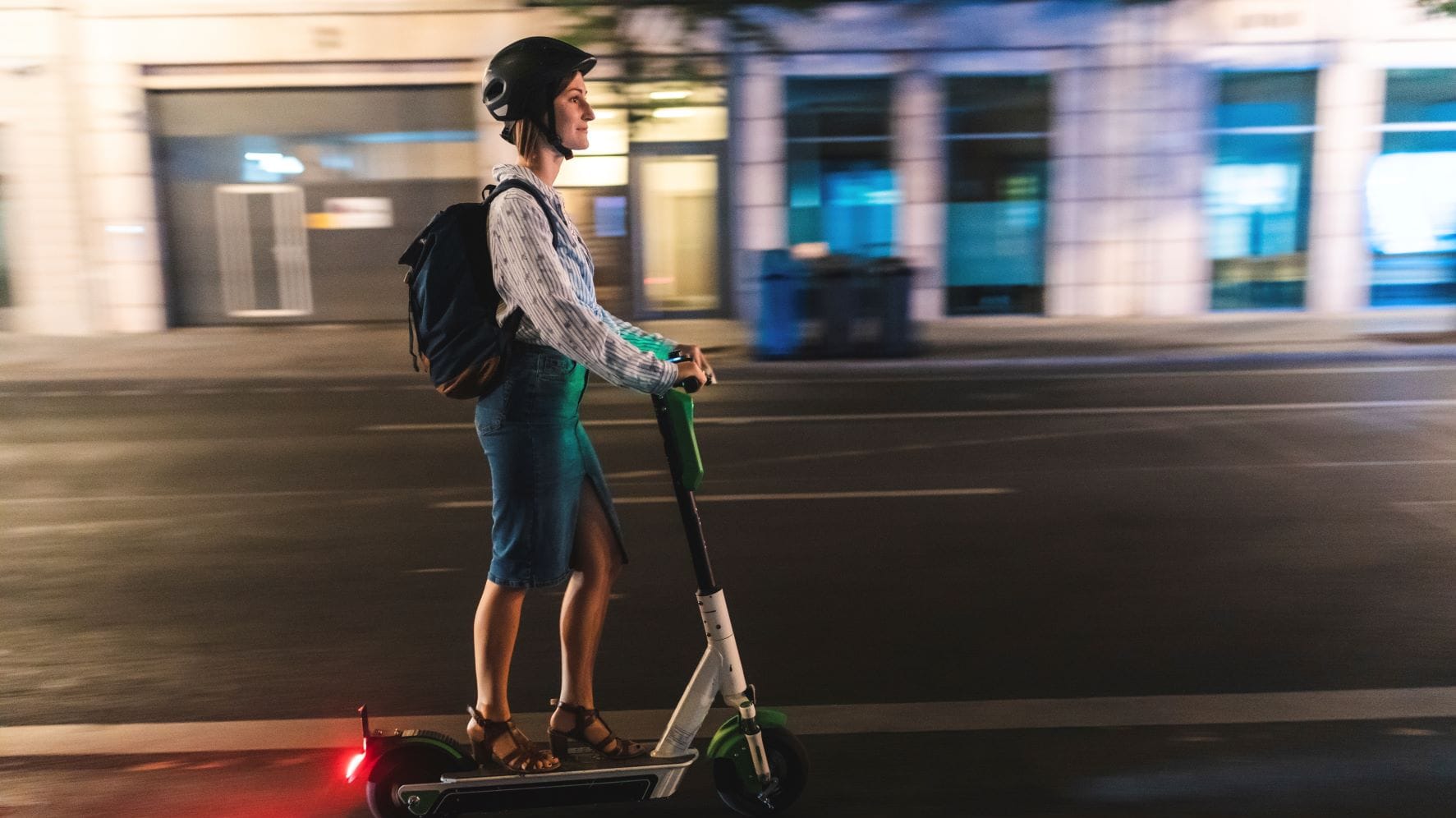 Eine Frau fährt mit einem E-Scooter (Symbolbild): In den vergangenen Wochen gab es viele Unfälle, an denen die Roller beteiligt waren.