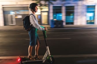 Eine Frau fährt mit einem E-Scooter (Symbolbild): In den vergangenen Wochen gab es viele Unfälle, an denen die Roller beteiligt waren.