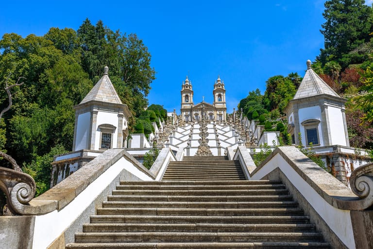 Zu Bragas bekanntester Sehenswürdigkeit geht es hoch hinauf: 581 Stufen. Doch das mühsame Treppensteigen lohnt sich. Denn die Wallfahrtskirche des Bom Jesus do Monte bietet einige Highlights.