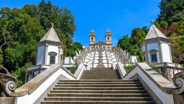 Zu Bragas bekanntester Sehenswürdigkeit geht es hoch hinauf: 581 Stufen. Doch das mühsame Treppensteigen lohnt sich. Denn die Wallfahrtskirche des Bom Jesus do Monte bietet einige Highlights.