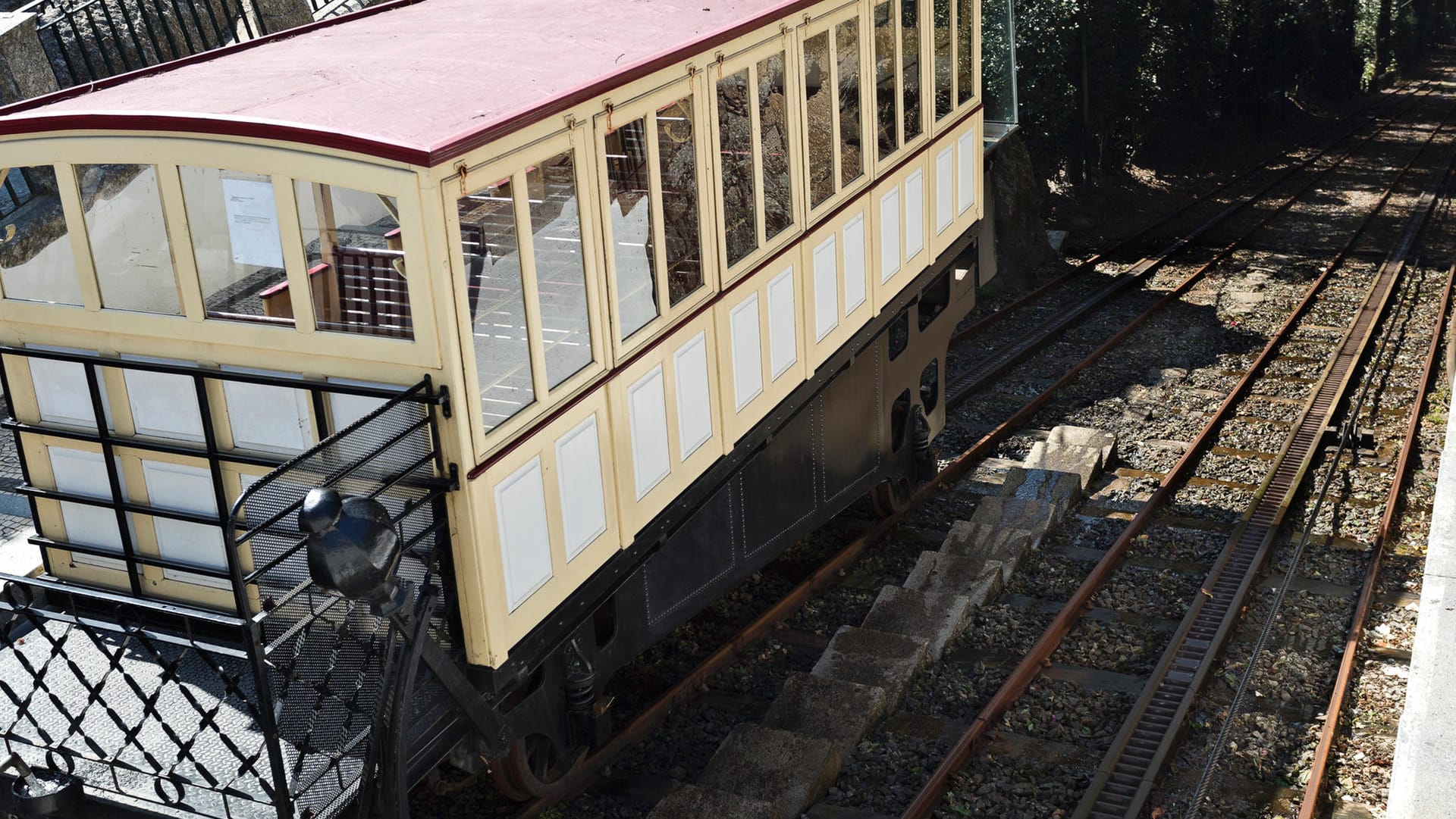 Wem das Treppensteigen zu anstrengend ist, kann sich auch in die älteste Wasserballast-Standseilbahn der Welt setzen. Sie arbeitet sich in drei Minuten den Steilhang des Espinho-Berges hoch.