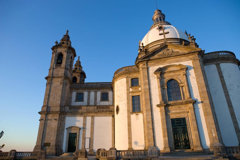 Auf dem 564 Meter hohen Monte Espinho wartet noch ein Highlight: die Wallfahrtskirche von Sameiro. Im Inneren wird heute ein Blutstropfen des 2014 heiliggesprochenen Papstes Johannes Paul II. als Reliquie aufbewahrt.