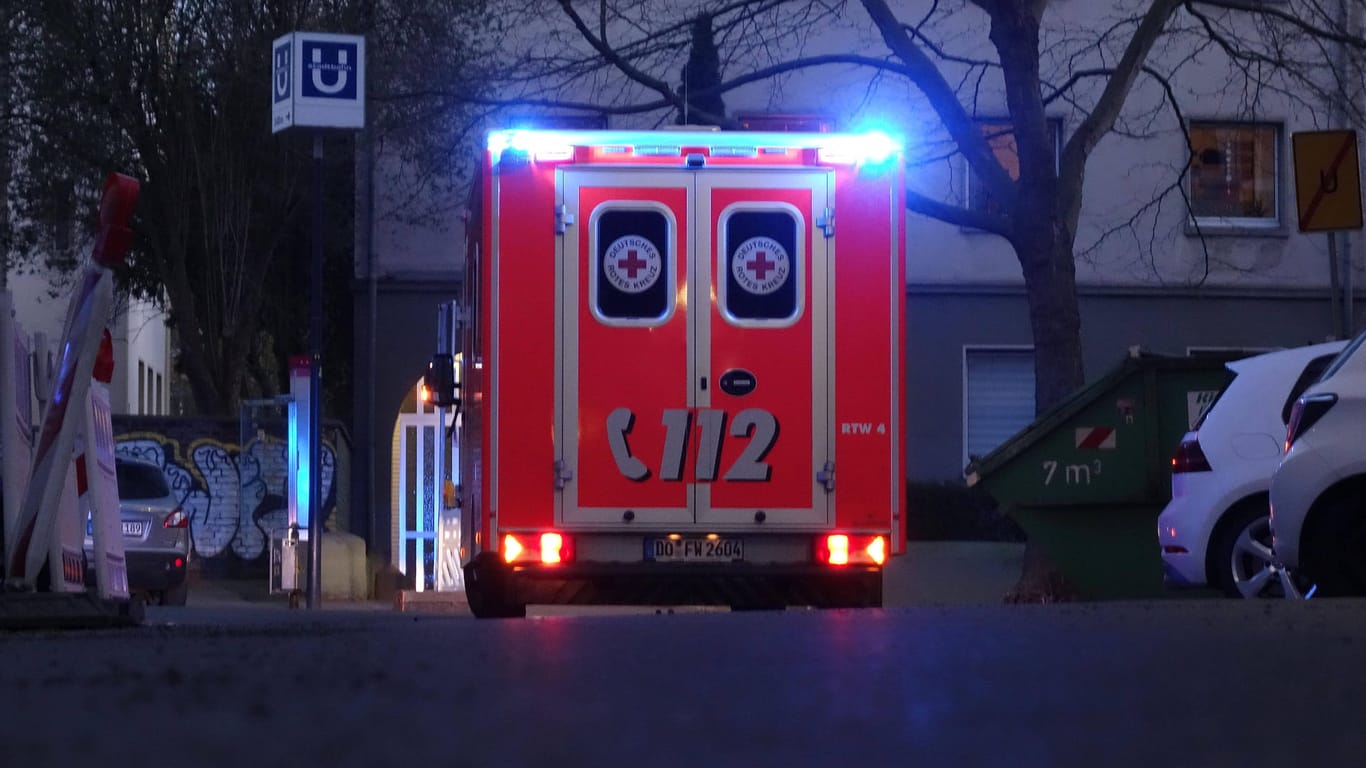 Ein Rettungswagen mit eingeschaltetem Blaulicht in Dortmund (Symbolbild): Nach einem Messerstich vor einem Vereinslokal musste der Geschädigte vom Rettungsdienst versorgt werden.