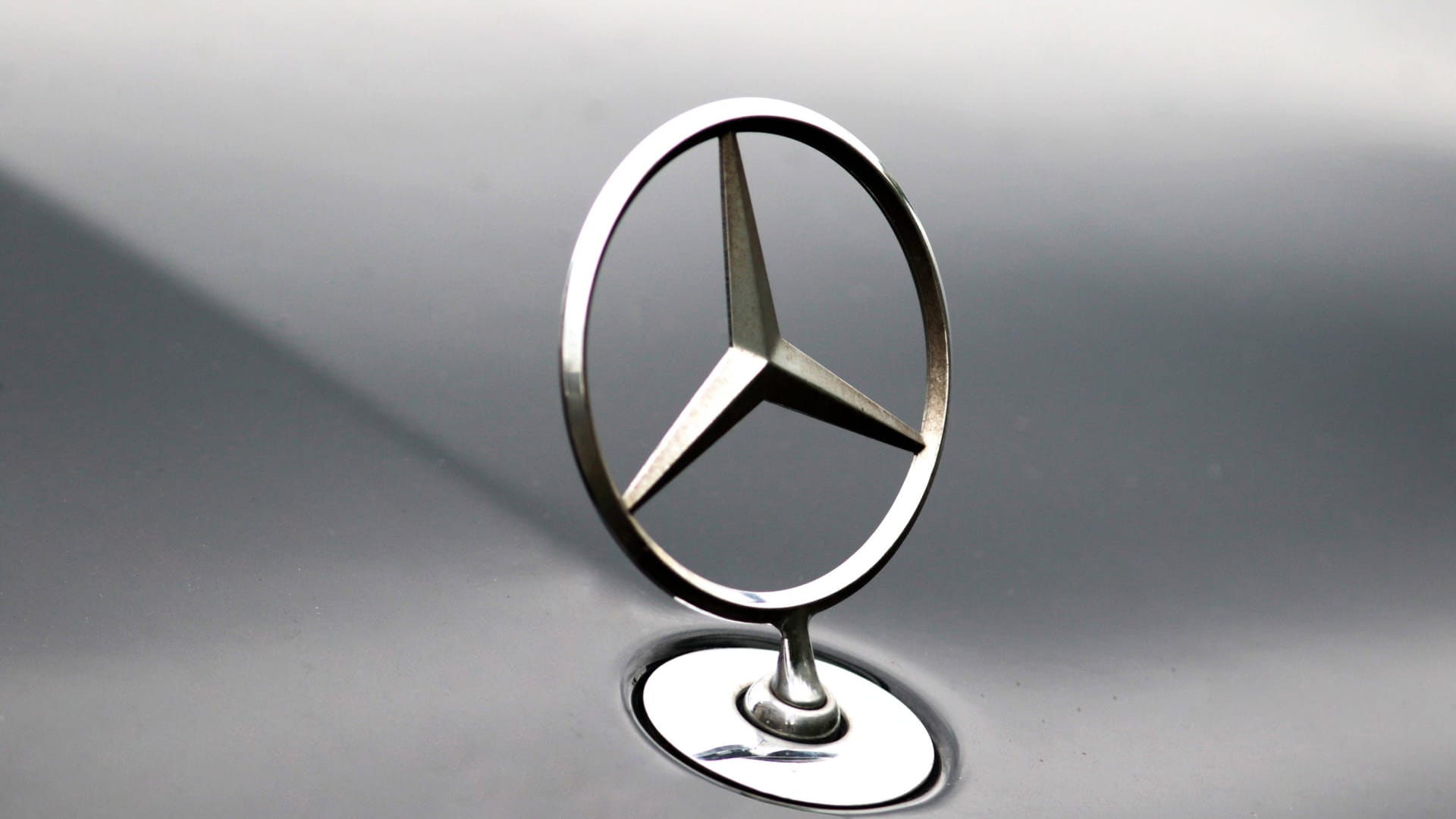 Ärger für Mercedes-Benz: Verbraucherschützer verklagen die Muttergesellschaft Daimler. Ärger für Mercedes-Benz: Verbraucherschützer verklagen die Muttergesellschaft Daimler.