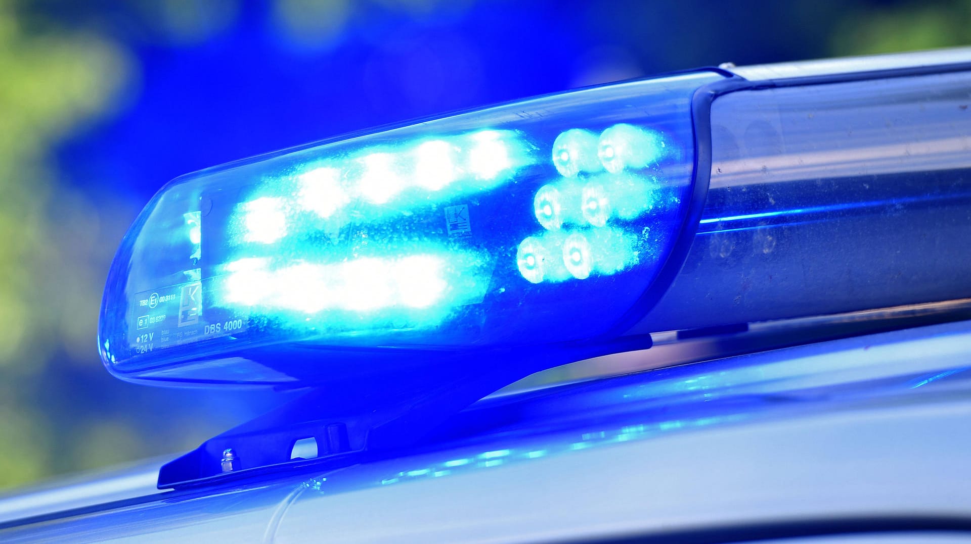 Wie die Polizei mitteilte, habe der Mann das Fahrzeug mit einem Wagenheber aufgebockt, um das rechte Vorderrad abzunehmen. Wie die Polizei mitteilte, habe der Mann das Fahrzeug mit einem Wagenheber aufgebockt, um das rechte Vorderrad abzunehmen.