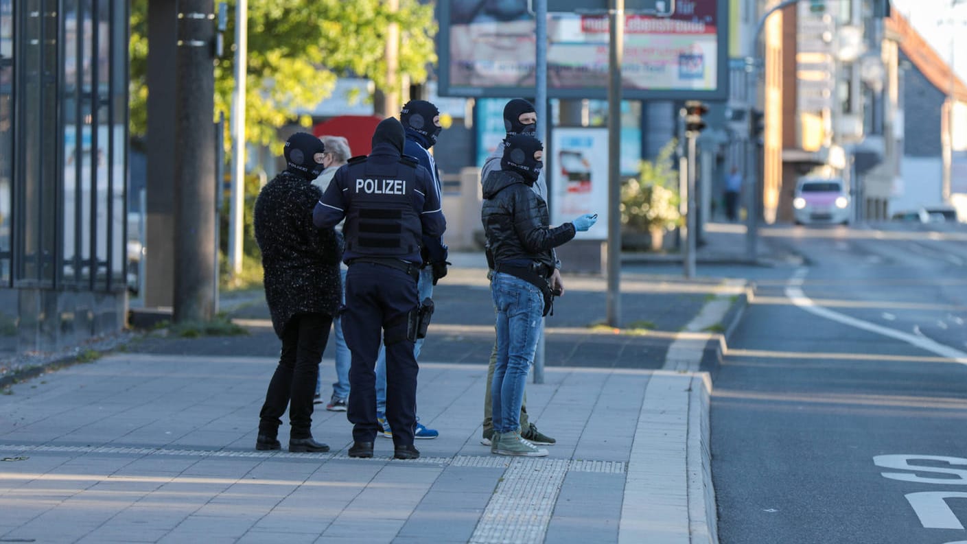 Einsatzkräfte bei einer Razzia in NRW (Symbolbild): Die Polizei Bielefeld konnte bei Durchsuchungen sechs mutmaßliche Drogenhändler festnehmen. Einsatzkräfte bei einer Razzia in NRW (Symbolbild): Die Polizei Bielefeld konnte bei Durchsuchungen sechs mutmaßliche Drogenhändler festnehmen.