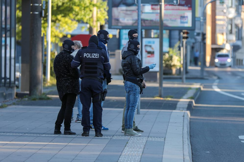 Einsatzkräfte bei einer Razzia in NRW (Symbolbild): Die Polizei Bielefeld konnte bei Durchsuchungen sechs mutmaßliche Drogenhändler festnehmen.
