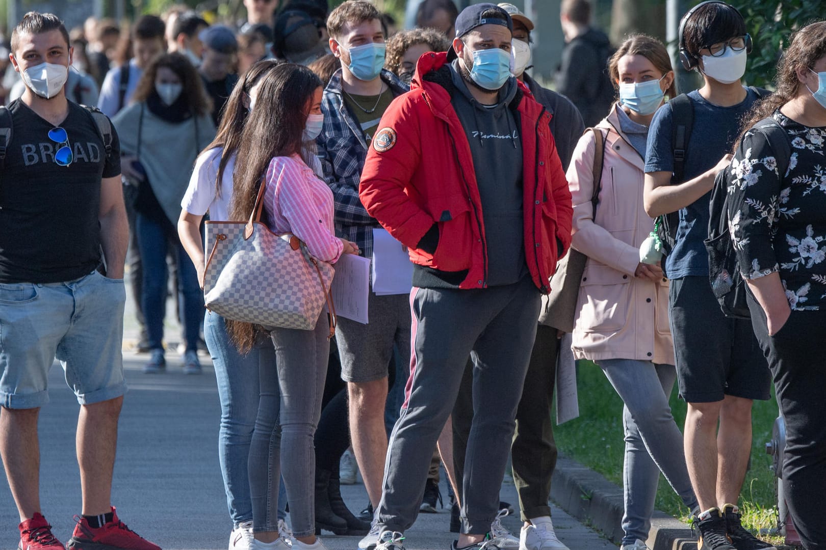 Studierende warten auf dem Uni-Campus in Mainz auf ihre erste Impfung gegen das Coronavirus: In einer kurzfristig organisierten Aktion konnten sich hier rund 1.000 Studenten impfen lassen.