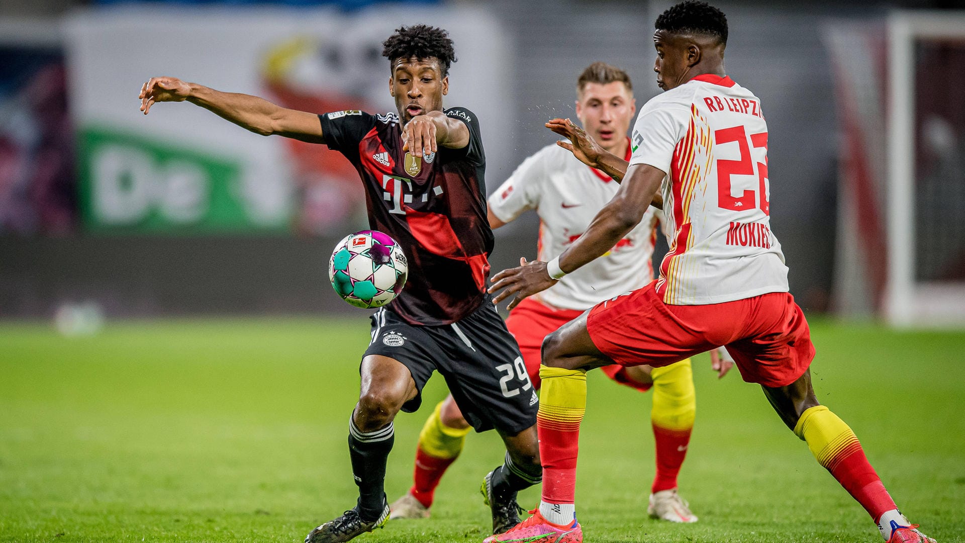 Aus der letzten Saison: Leipzigs Nordi Mukiele und Willi Orban gegen Bayerns Kingsley Coman (l.).