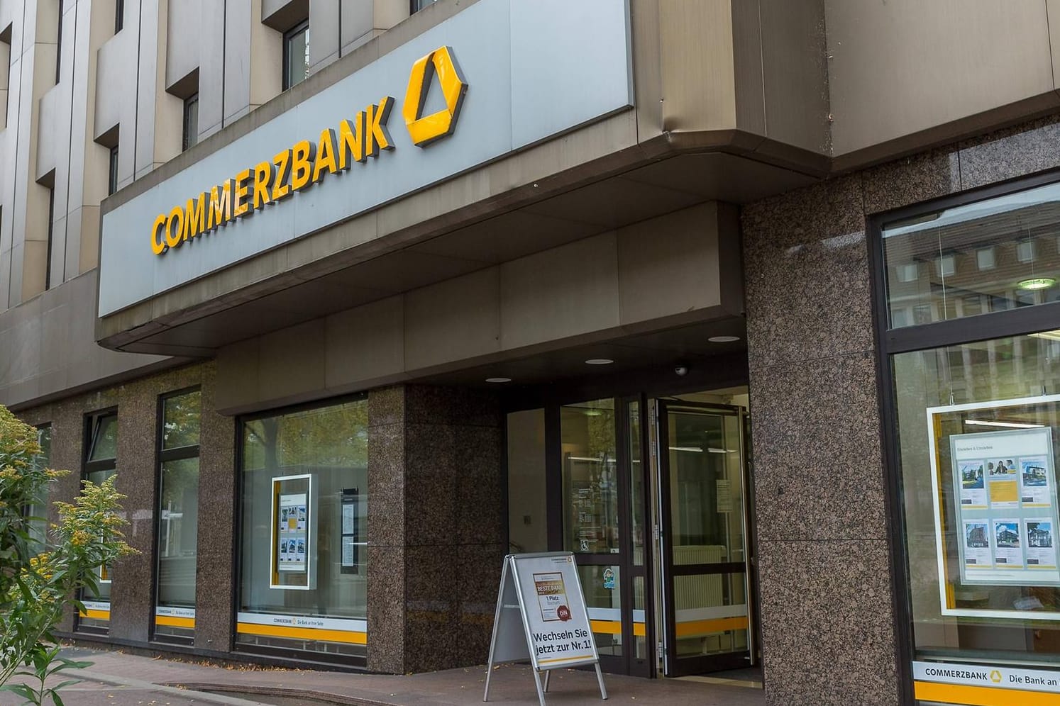 Filiale der Commerzbank (Symbolbild): Das Geldhaus schließt zahlreiche Filialen. Filiale der Commerzbank (Symbolbild): Das Geldhaus schließt zahlreiche Filialen.