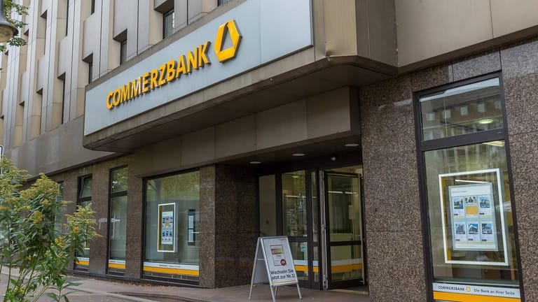 Filiale der Commerzbank (Symbolbild): Das Geldhaus schließt zahlreiche Filialen.